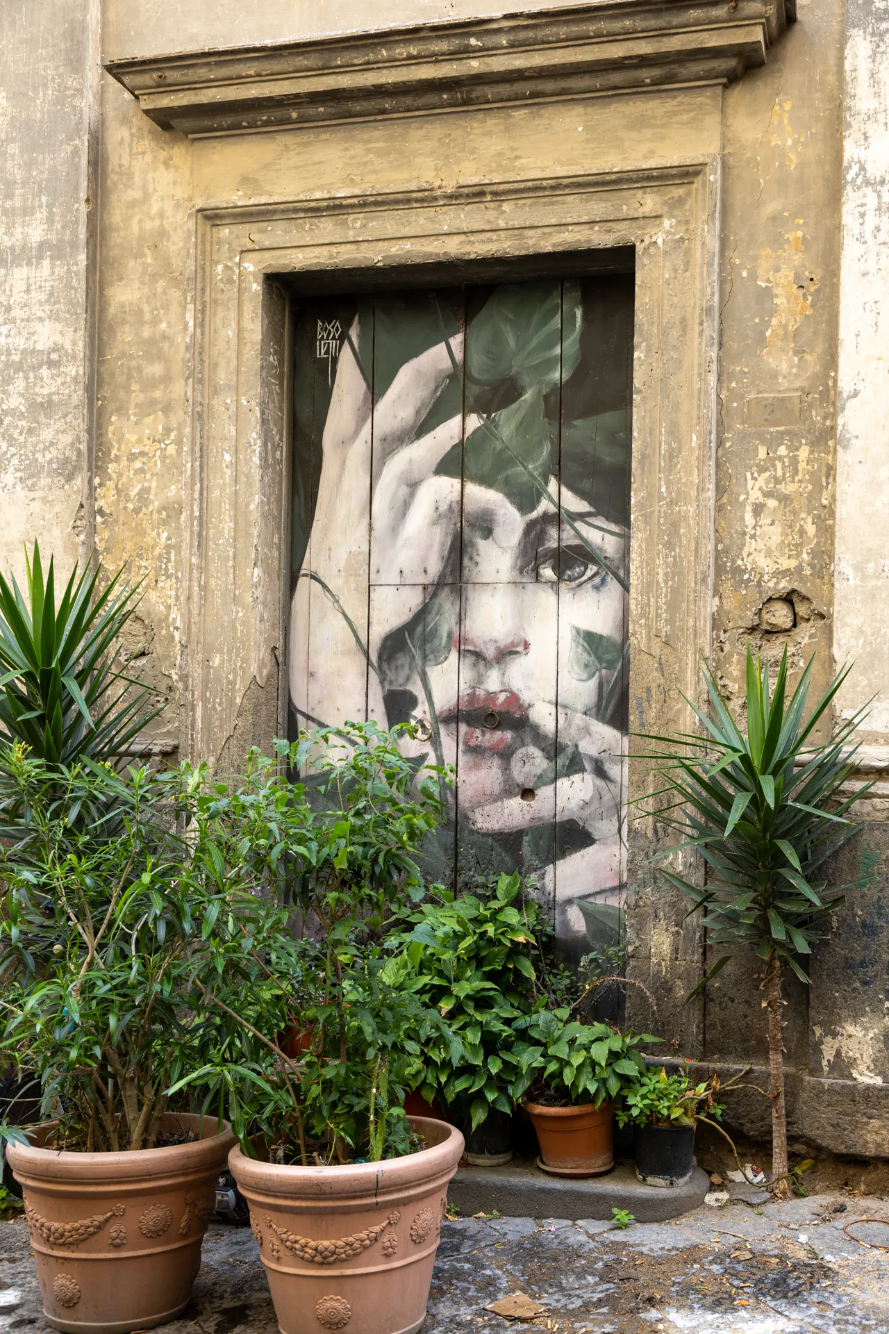Opera artistica realizzata su una porta inserita in un contesto storico