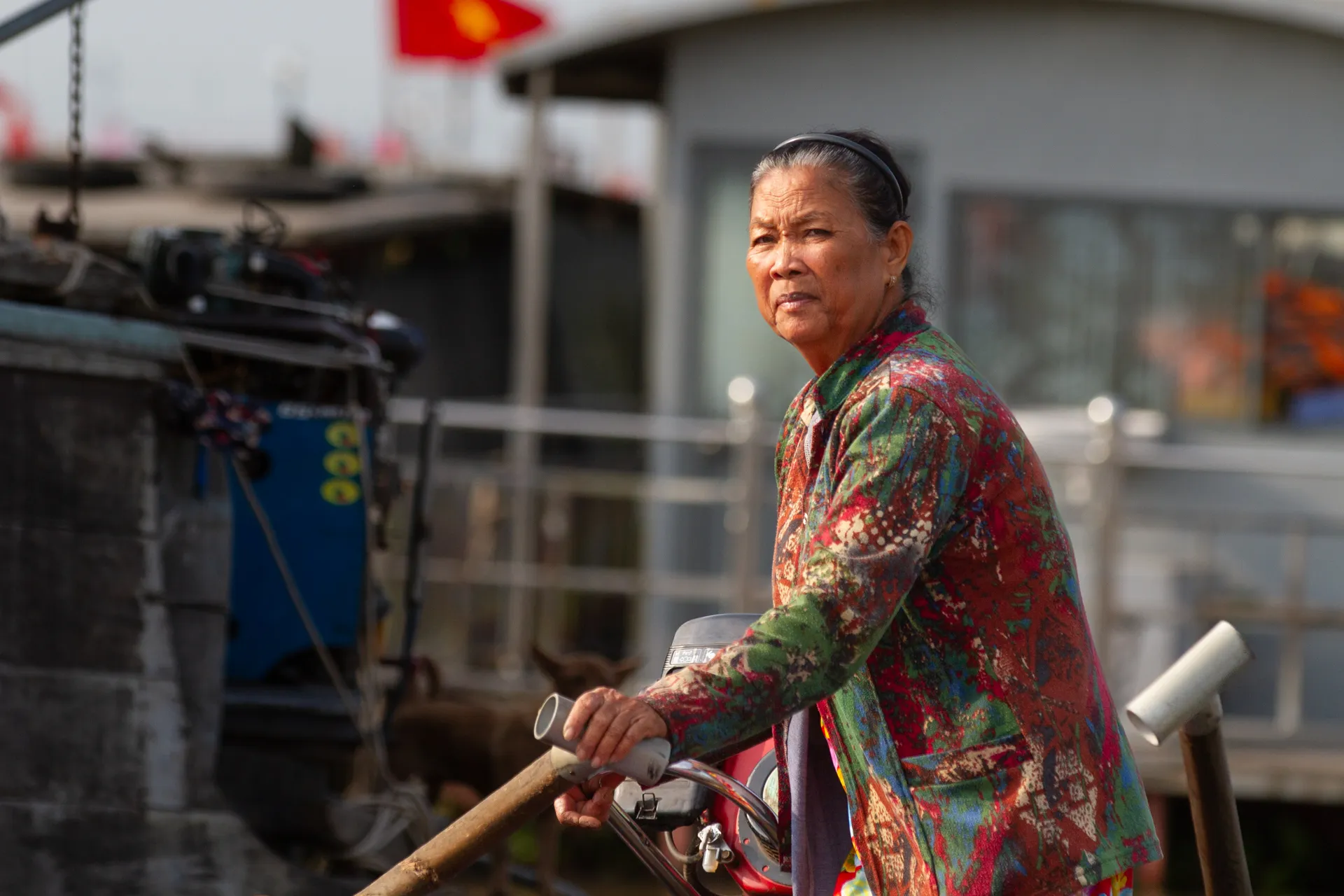 Ritratto di una donna su una barca nel Delta del Mekong, durante la navigazione tra canali e vita quotidiana.