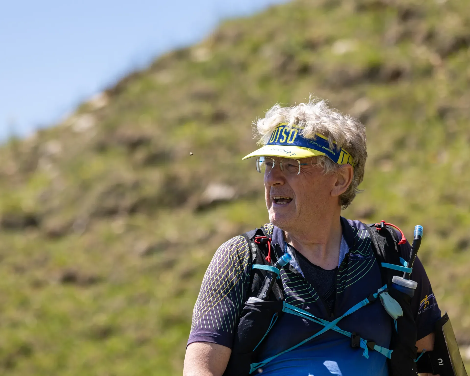 Durona 2026, atleta con bastoncini sul pendio, durante un percorso tra prati, rocce e crinali.
