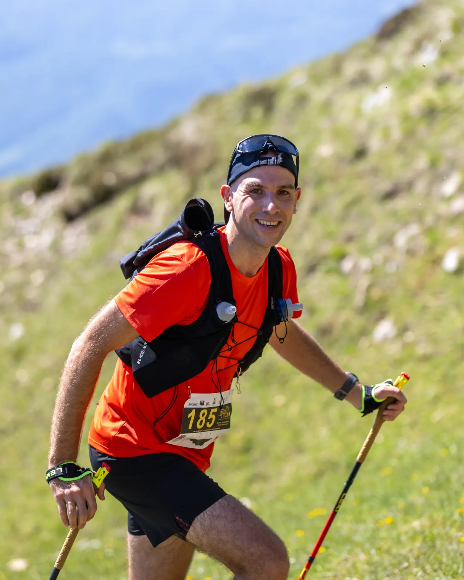 Durona 2026, runner in salita sul sentiero, durante un percorso tra prati, rocce e crinali.