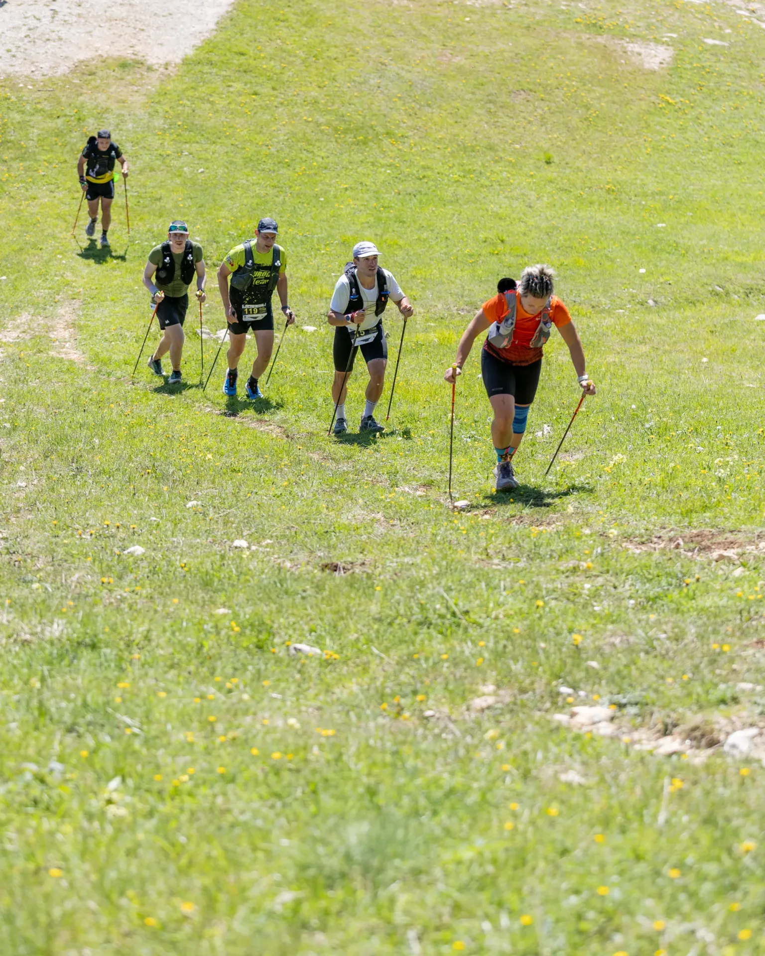 Durona 2026, piccoli gruppi nel prato di quota, durante un percorso tra prati, rocce e crinali.