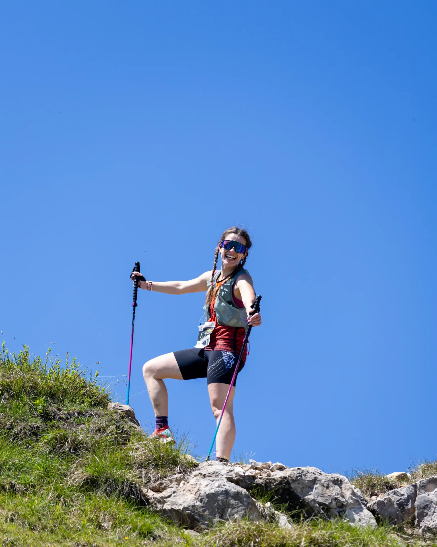 Durona 2026, atleta sul crinale sotto il cielo azzurro, durante un percorso tra prati, rocce e crinali.